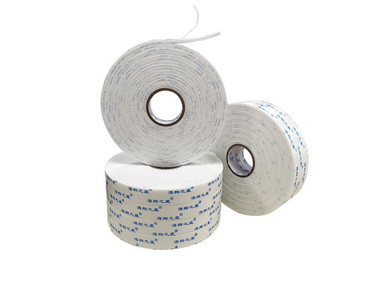 El doble de la prenda impermeable de la esponja blanca echó a un lado cinta adhesiva para los espejos
