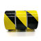 Sola cinta auta-adhesivo negra amarilla echada a un lado del peligro 300um