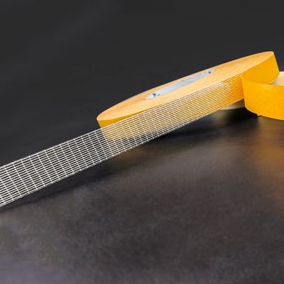 Cinta de malla de fibra de vidrio de doble cara con alta fuerza adhesiva y 220MIC de espesor para burletes de PVC y pisos