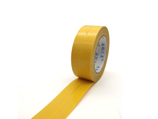 Cinta adhesiva echada a un lado doble amarillo de la alfombra del derretimiento caliente adaptable del tamaño para la exposición