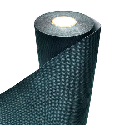 La hierba artificial sintética verde que cose la cinta para el césped del césped alfombra la articulación